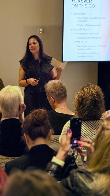 Ellen tijdens een Forever presentatie
